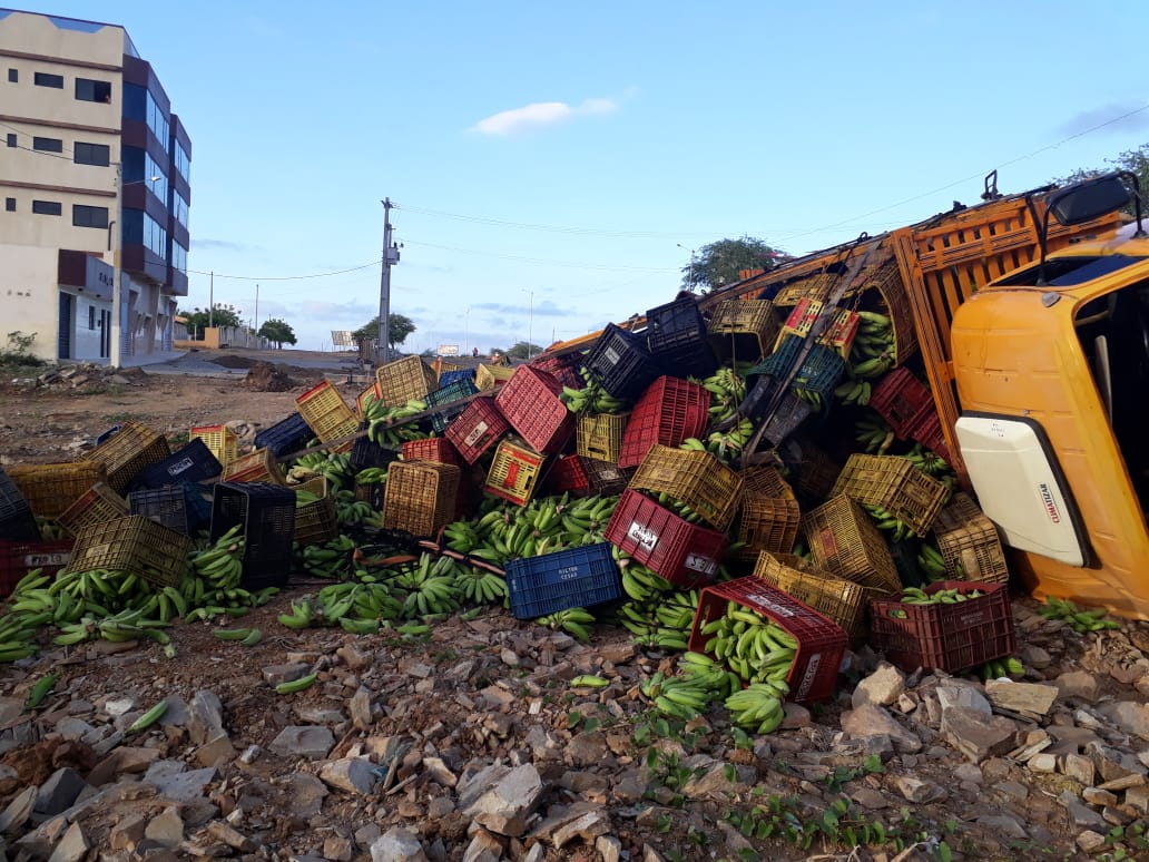 Caminhão tomba na PE-320, em São José do Egito