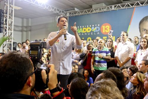 Cid Gomes cobra desculpas do PT, bate boca com militantes e é vaiado