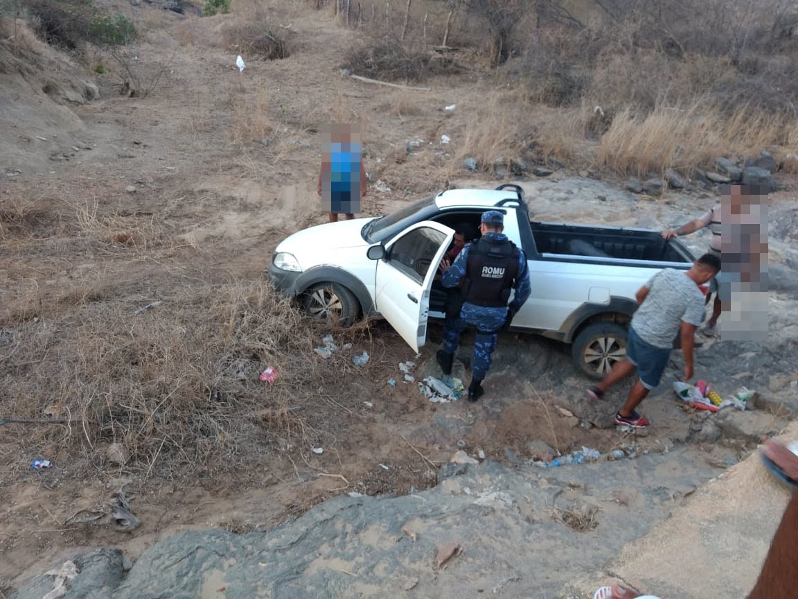 Veículo cai de ponte em Tabira
