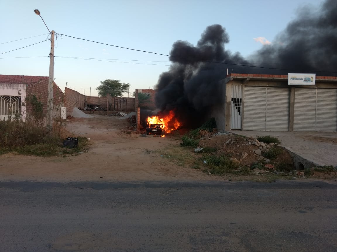 Veículo pega fogo e é consumido pelas chamas em Tabira