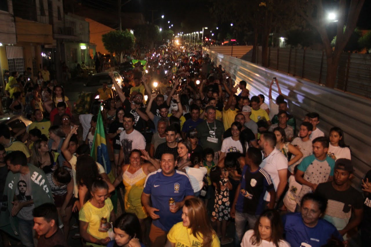 Eleitores de Bolsonaro fazem a festa pelas ruas de Afogados da Ingazeira