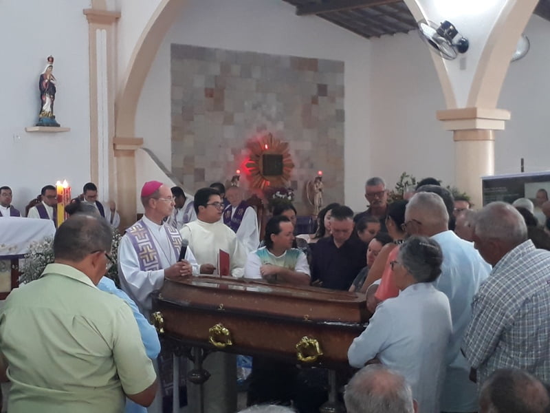 Corpo do Padre Genildo Herculano é sepultado em Santa Terezinha