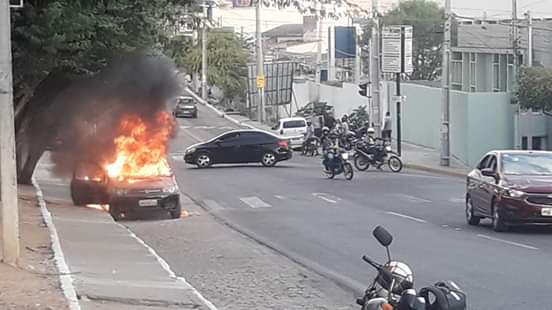 Veículo pega fogo no Centro de Arcoverde. Confira fotos e vídeo.