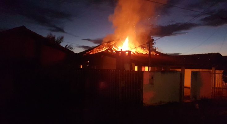 Homem é procurado por atear fogo em duas casas em Afogados da Ingazeira
