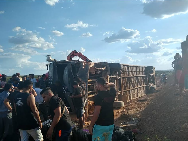 Ônibus da banda Edson Lima se envolve em acidente