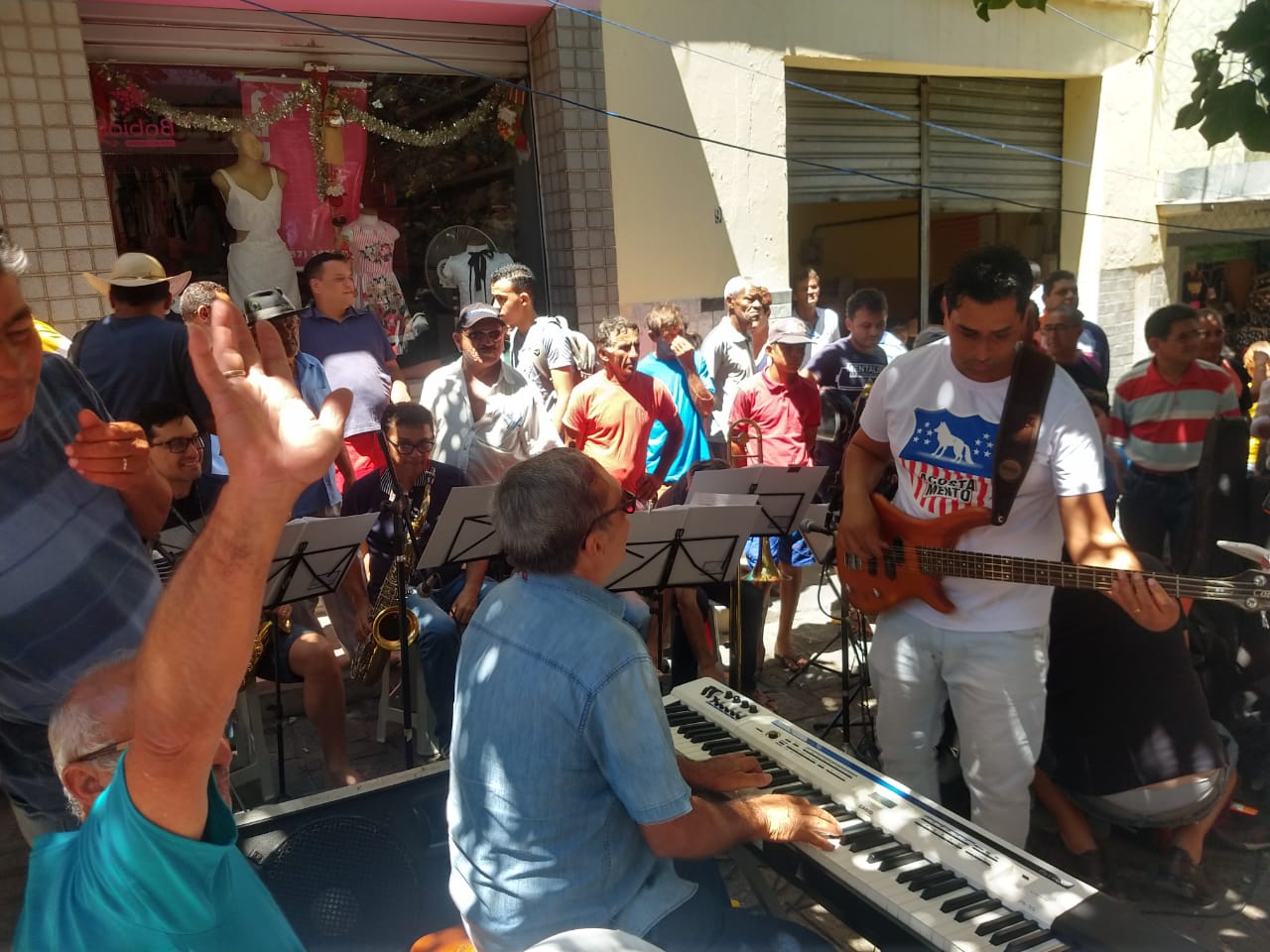 Em Afogados, Orquestra Pentagrama sob a regência do maestro Chagas se apresenta em via pública e encanta transeuntes
