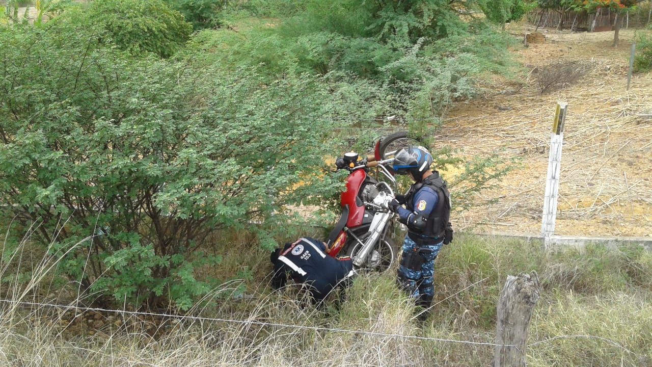 Mulher é arremessada de moto após grave acidente na PE-309, em Solidão