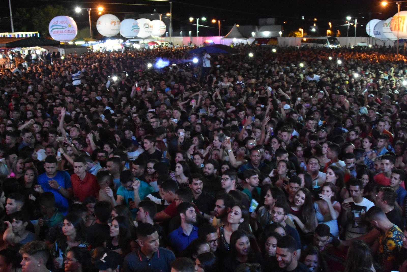 Multidão prestigia 1ª noite da Festa de Reis em São José do Egito
