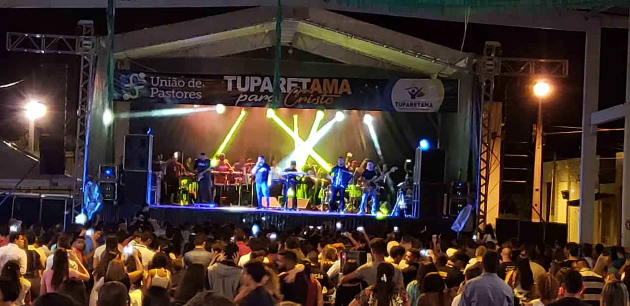 Tuparetama para Cristo arrasta multidão de adoradores