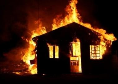 Motorista é acusado de colocar fogo na residência de sua companheira em Tuparetama