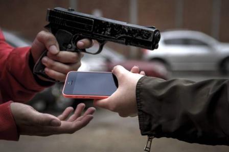 Bandidos armados fazem arrastão e roubam dois celulares em uma só noite em Tabira