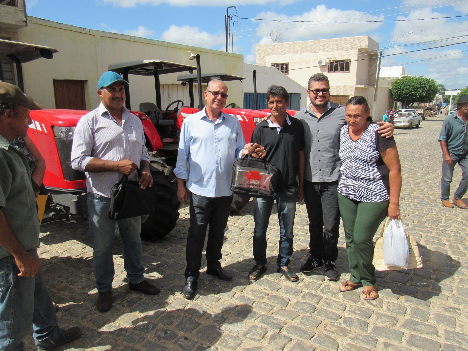 Prefeitura de Tuparetama fez a entrega de tratores a associações rurais do município