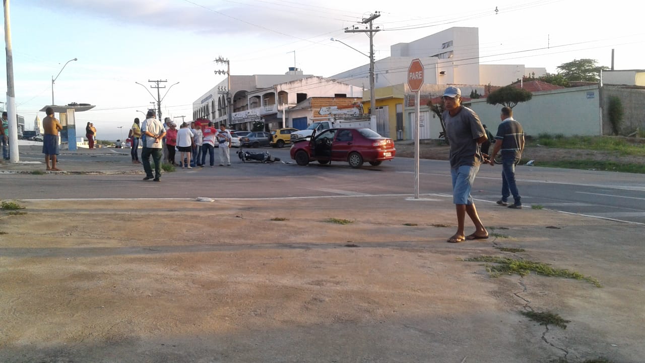 Colisão entre carro e moto deixa mulher ferida em São José do Egito