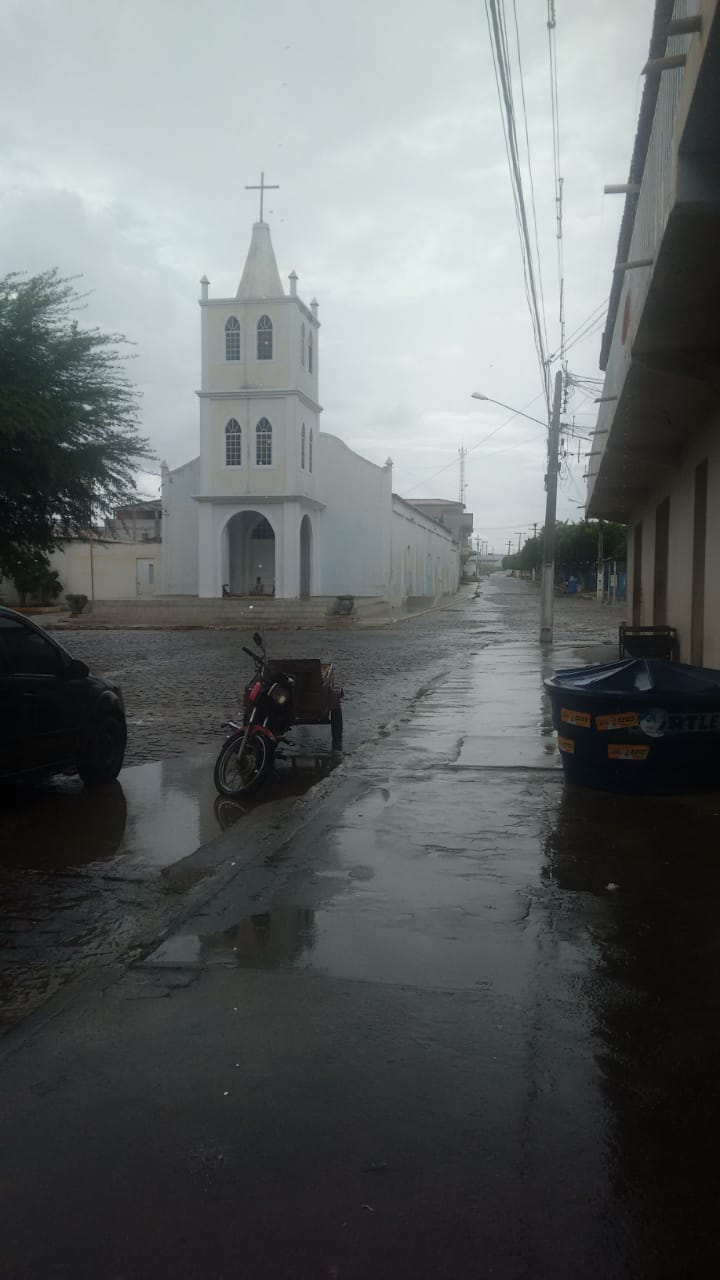 Tarde chuvosa em Riacho do Meio, confira imagens