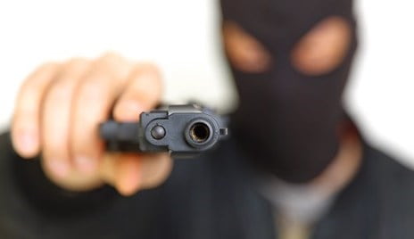 Bandidos armados sequestram caminhoneiro em Serra Talhada, roubam carga e fogem