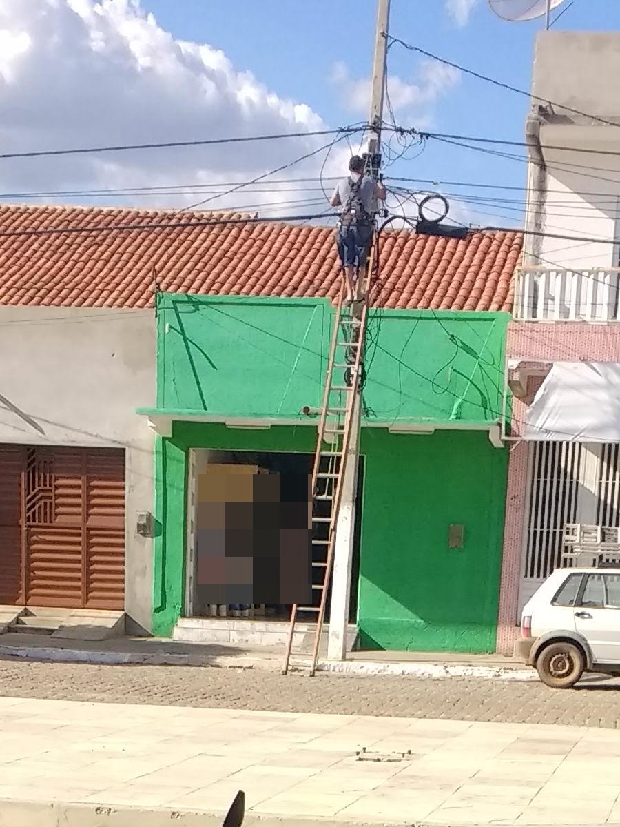 Após matéria do Mais Pajeú, Prefeitura de Brejinho retira refletores da Festa de Janeiro