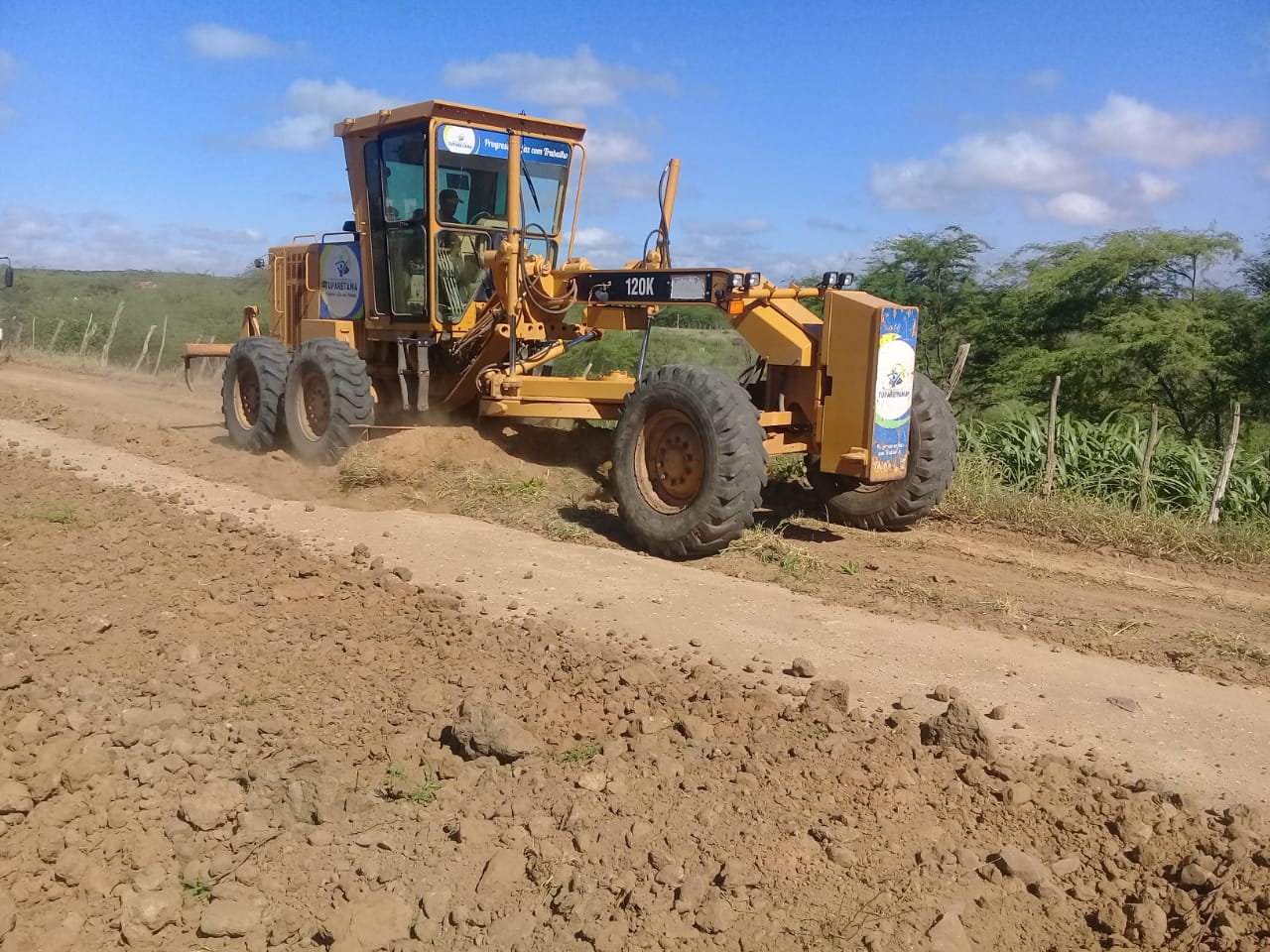 Prefeitura de Tuparetama leva infraestrutura à Zona Rural e recupera estradas vicinais