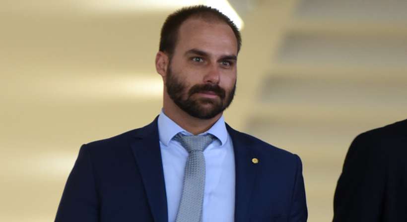 Armas não servem apenas para matar mas também para defender, diz Eduardo Bolsonaro