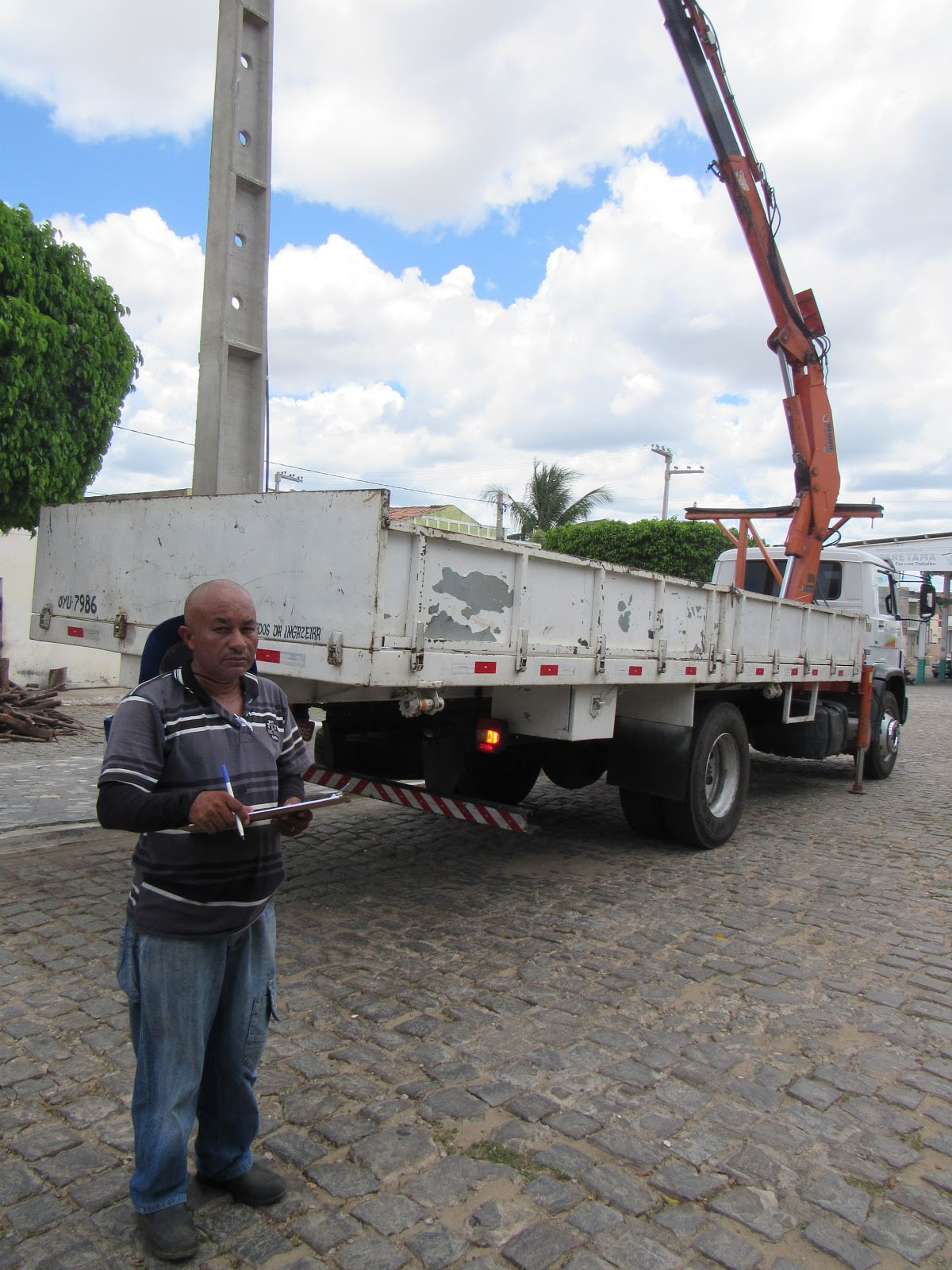 Prefeitura de Tuparetama está realizando a manutenção das torres altas da iluminação pública da cidade