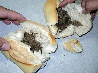 Mulher tenta entrar na cadeia de São José do Egito com maconha escondida em pães