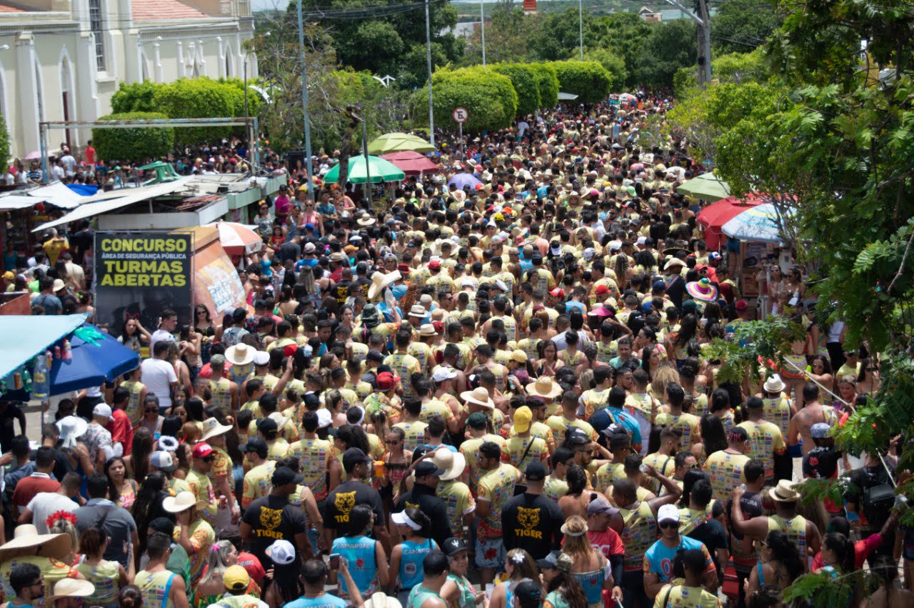 Com Gabriel Diniz arrastando multidão, desfile das virgens e agradecimento do vice-prefeito chega ao fim o carnaval de Afogados