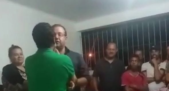 Após ser chamado de moleque, prefeito dá tapa na cara de fazendeiro; veja vídeo