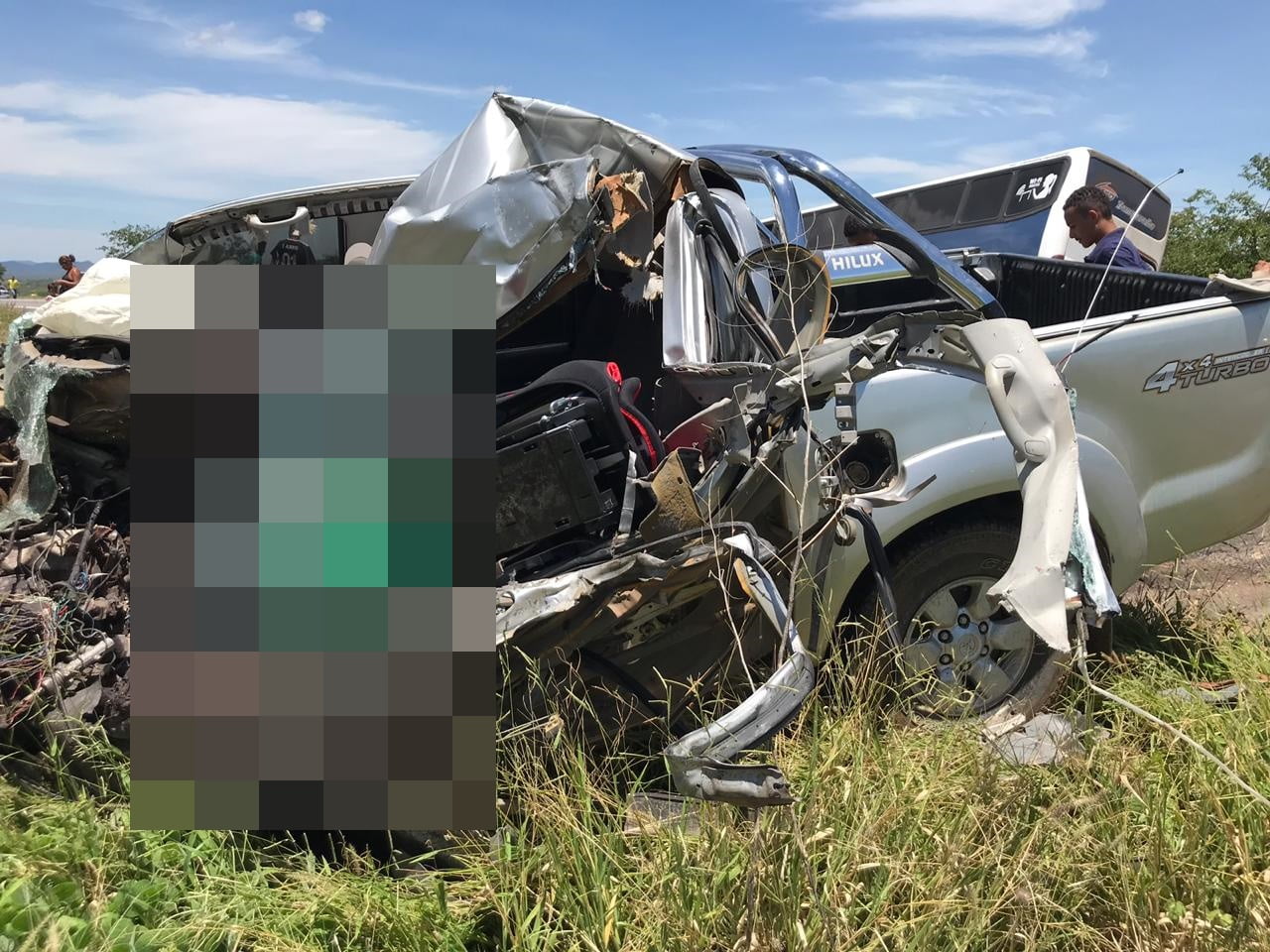 Colisão entre um ônibus de Afogados e um veículo Hylux deixa um serra-talhadense morto na BR-232