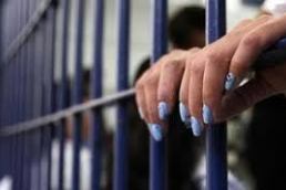 Mulher recebe voz de prisão no Fórum de Serra Talhada durante audiência; ela é acusada de homicídio