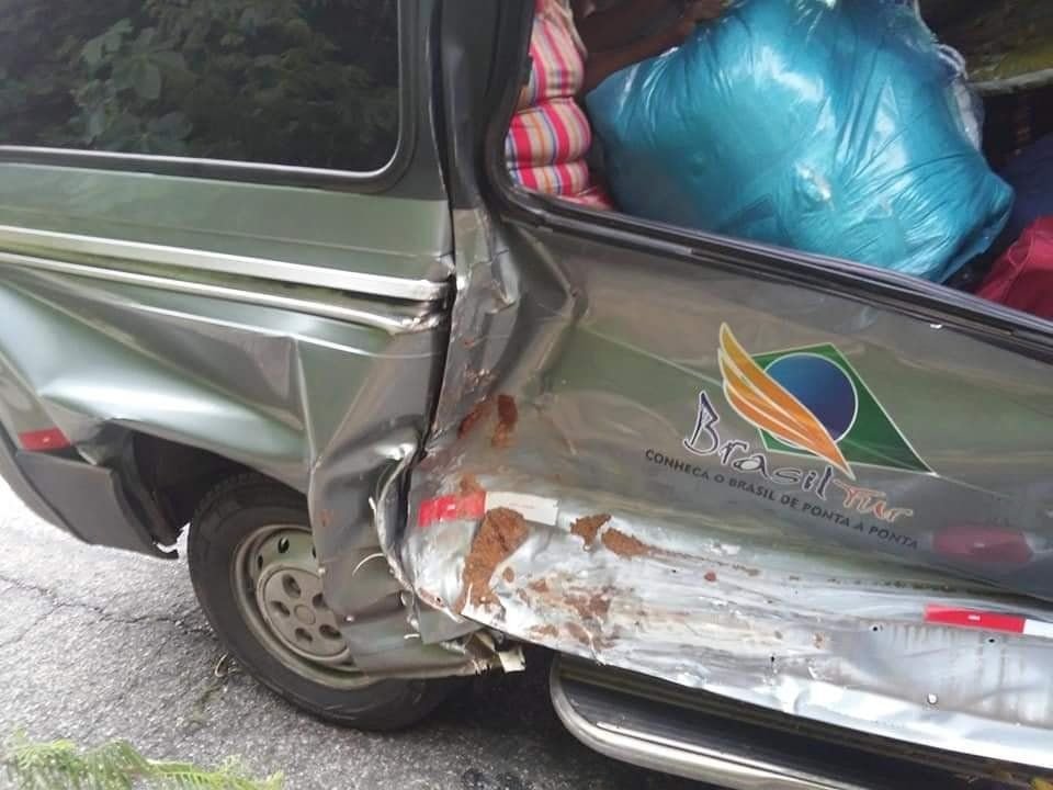 Pedra desliza e atinge veículo alternativo na Serra de Teixeira