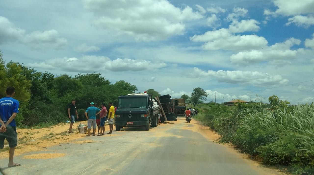 Carreta tomba na PE-275 entre São José do Egito e Tuparetama