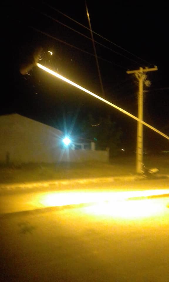 Caminhão derruba poste no anel viário de Afogados da Ingazeira