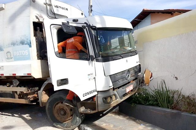 Caminhão da coleta de lixo se envolve em acidente em Patos
