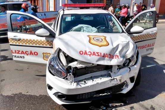 Viatura da STTrans bate em veículo no Centro de Serra Talhada