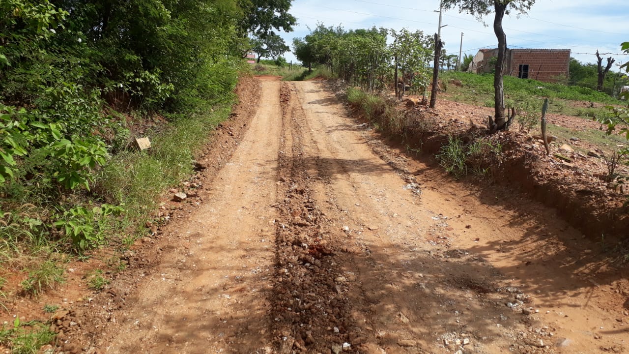 Prefeitura de Carnaíba recupera pontos intransitáveis das estradas vicinais do município