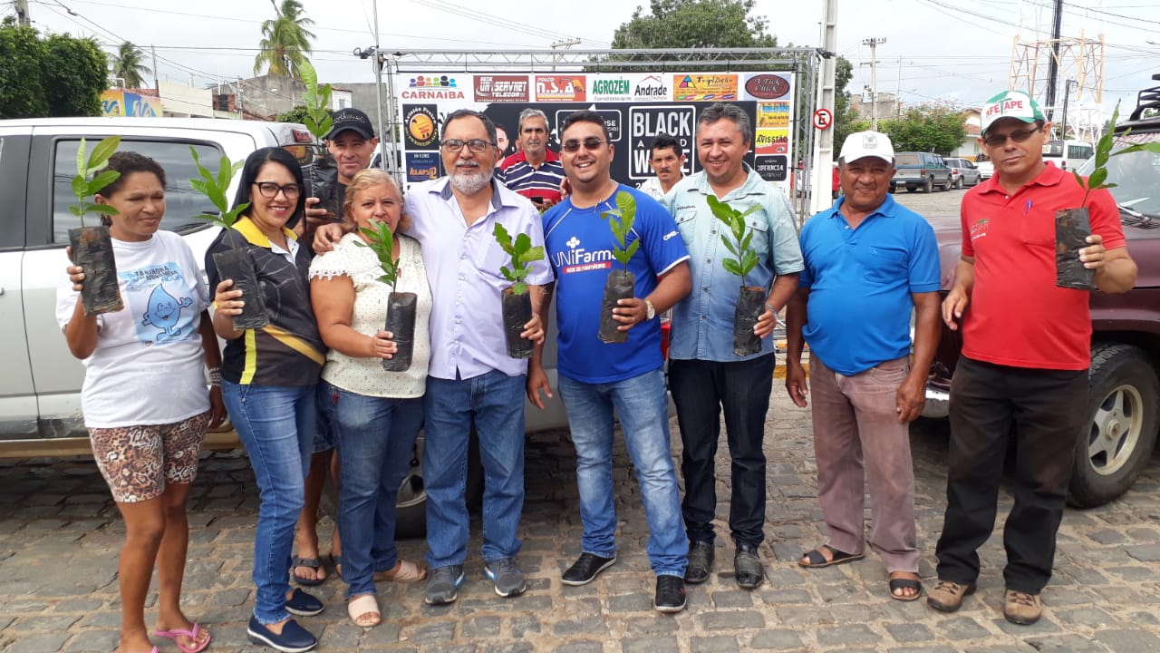 Agricultores de Carnaíba recebem mudas de cajueiro do governo municipal