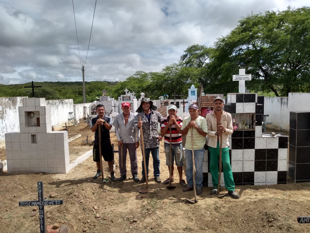 Vereador e moradores do povoado Batatas fazem mutirão para limpar cemitério; Prefeitura foi cobrada várias vezes e não executou o serviço