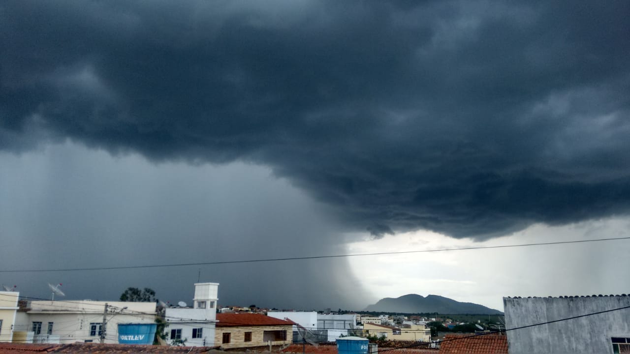 A maior chuva do ano bota cheia no Rio Pajeú