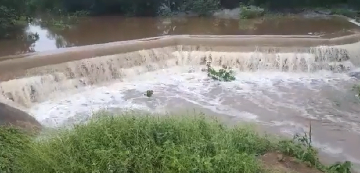 TV + Pajeú: barragens dos sítios Tamboril e Leitão de Carnaíba transbordam
