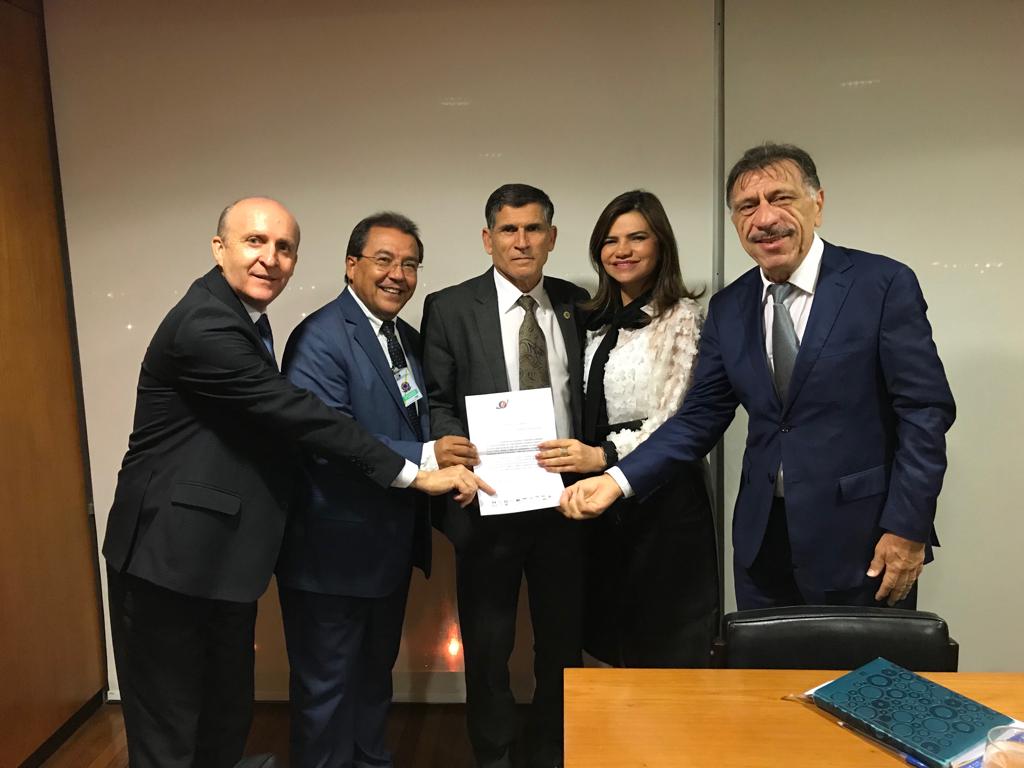 Patriota entrega documento com reivindicações do Nordeste a ministro Santos Cruz