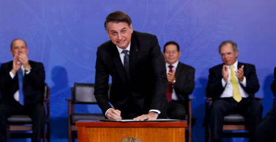 Bolsonaro sanciona lei que permite a policial afastar agressor da mulher sem aval da Justiça