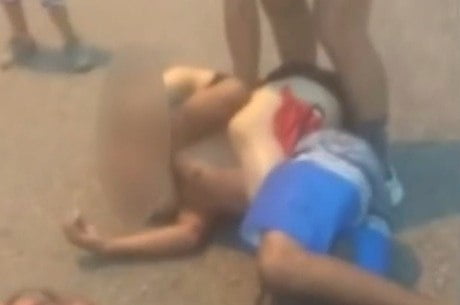 Adolescente furta celular e chora após ser imobilizado por vítima