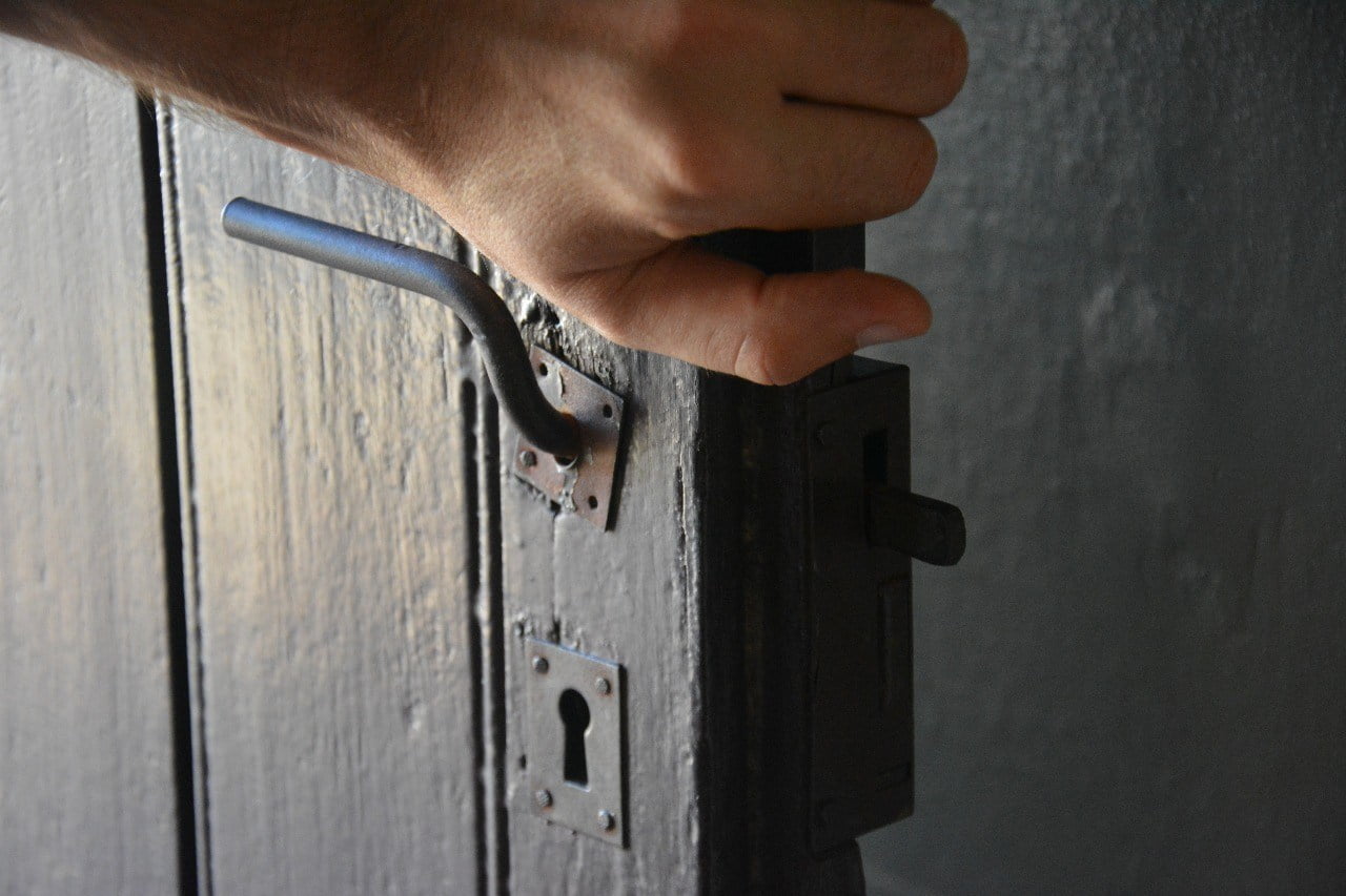 Adolescente arromba residência em Serra Talhada