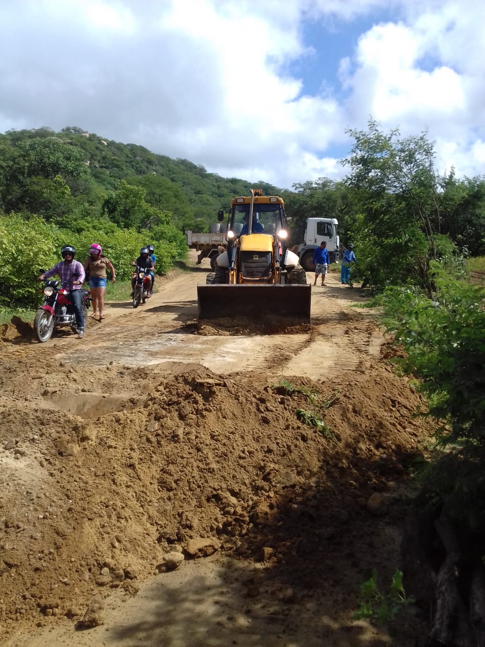 Prefeitura de Afogados intensifica recuperação de estradas na zona rural