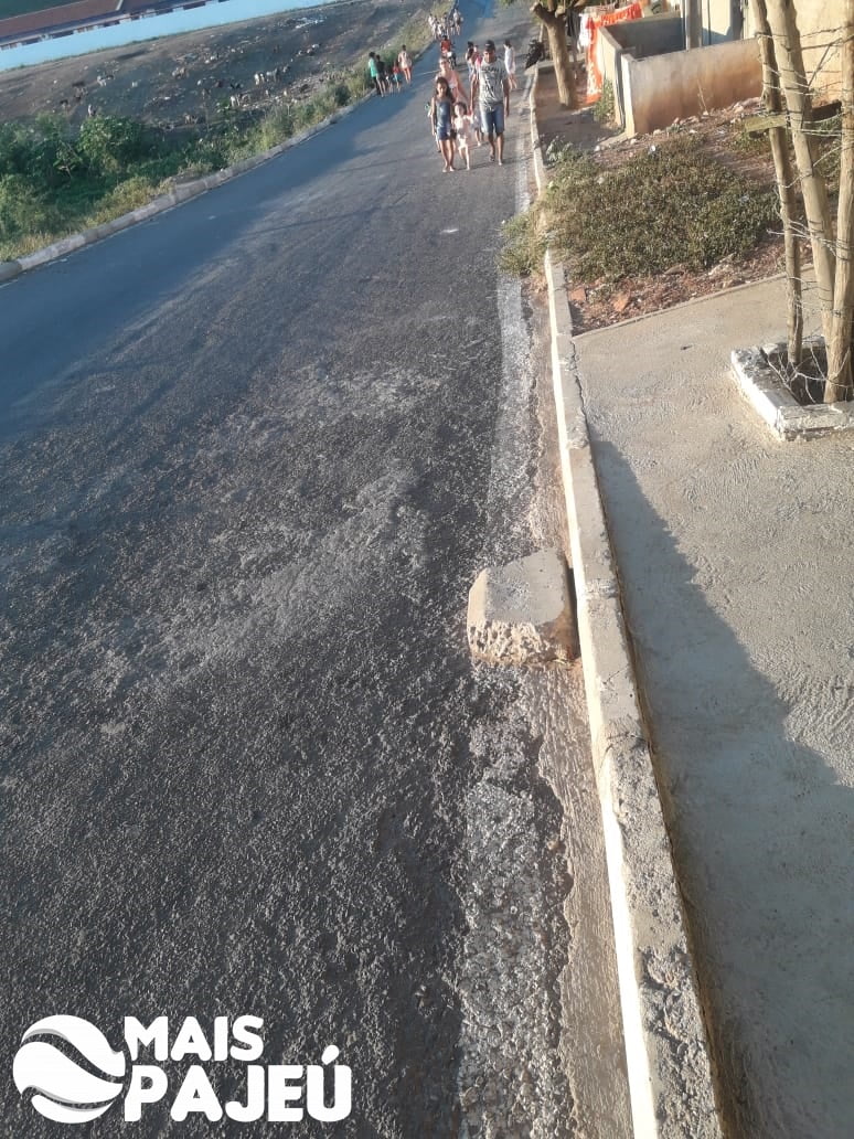 Pedestres disputam espaço com veículos em rua de Serra Talhada