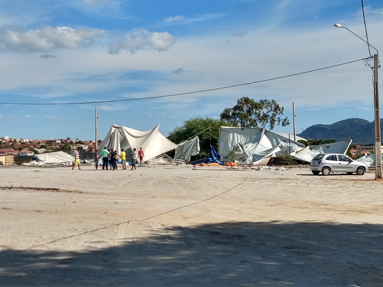 Vendaval derruba barracas da Expoagro