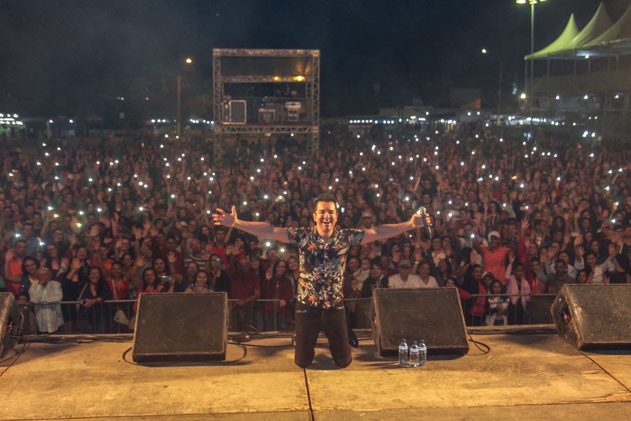 Régis Danese faz show emocionante na noite gospel da Expoagro