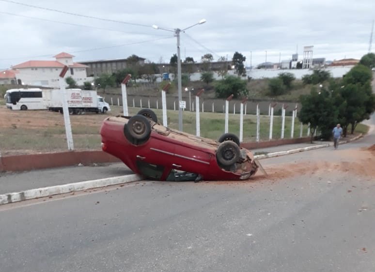 Carro capota em Afogados da Ingazeira