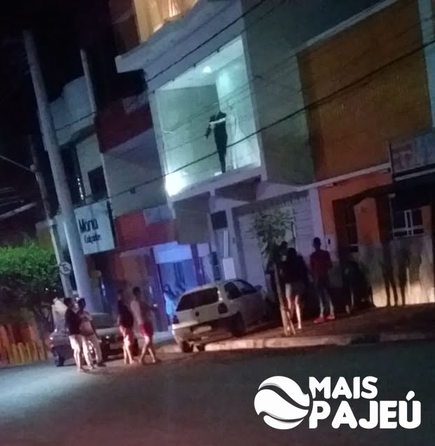 Veículo colide com porta de estabelecimento comercial em Afogados