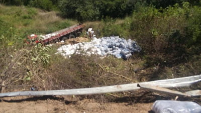 Caminhão tomba na PE-275, próximo ao Ambó