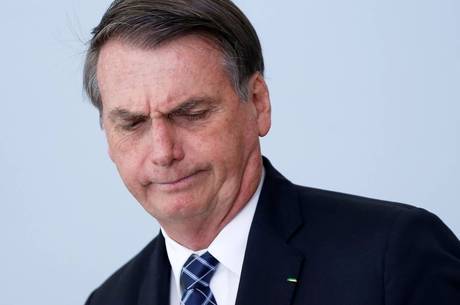 ‘Justiça se mete em tudo’, reclama Bolsonaro em transmissão ao vivo